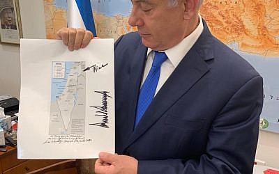 Benjamin Netanyahu montre une carte du Golan offerte par Donald Trump lors d'une rencontre entre le Premier ministre israélien, Jared Kushner et Jason Greenblatt à Jérusalem, le 30 mai 2019. (Crédit : Twitter)