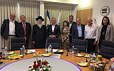 Le vice-ministre de la Santé Yaakov Litzman (3eme à gauche) rencontre une délégation du ministère de la Santé australien à son bureau de Jérusalem, le 26 mai 2019. (Crédit : ministère de la Santé)