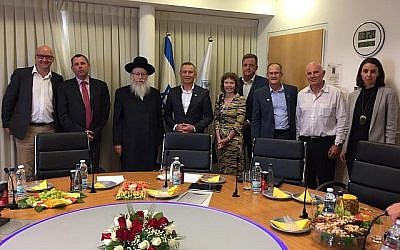 Le vice-ministre de la Santé Yaakov Litzman (troisième depuis la droite) rencontre une délégation du ministère australien de la Santé pour des entretiens bilatéraux à son bureau de Jérusalem, le 26 mai 2019 (Crédit : Ministère de la Santé)
