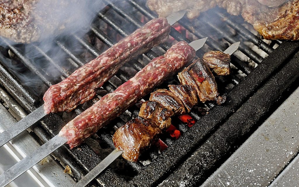 Des brochettes en train de griller au restaurant de viande M25 à Tel Aviv. (Ran Biran Ran)