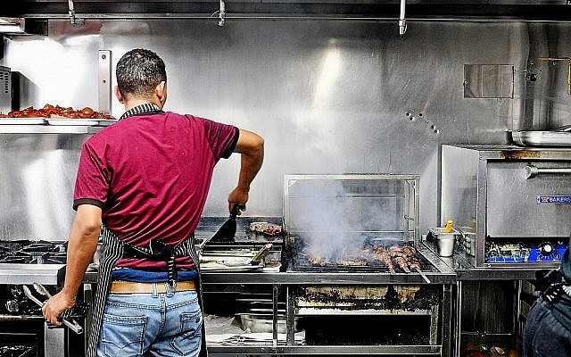 Un cuisinier faisant des grillades au restaurant de viande M25 à Tel Aviv. (Ran Biran Ran)