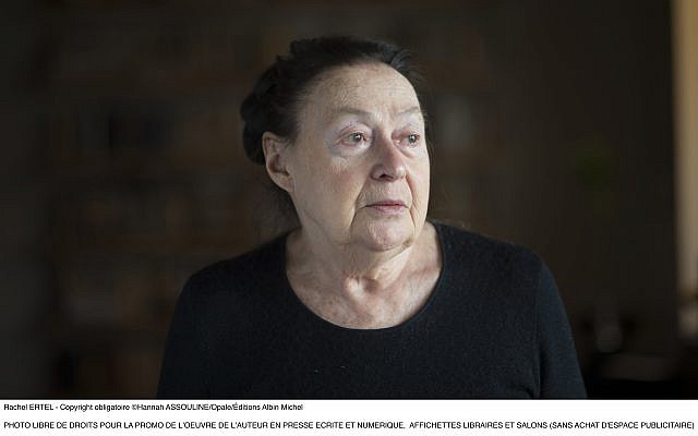 Portrait de Rachel Ertel a son domicilie, mars 2015 (Crédit : Hannah ASSOULINE/Opale/ditions Albin Michel)