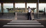 Photo d'Illustration - Un gardien de sécurité de la Knesset à l'entrée du parlement israélien, le 12 octobre 2009 (Crédit :  Matanya Tausig/Flash90)