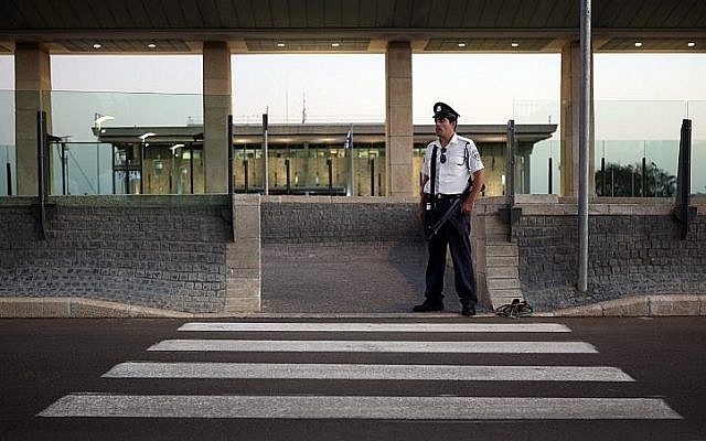 Photo d'Illustration - Un gardien de sécurité de la Knesset à l'entrée du parlement israélien, le 12 octobre 2009 (Crédit :  Matanya Tausig/Flash90)