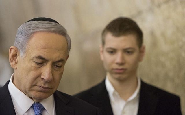 Le Premier ministre Benjamin Netanyahu visite le mur Occidental de la Vieille Ville de Jérusalem avec son fils Yair, le jour suivant sa victoire aux élections de la Knesset, le mercredi 18 mars 2015. (Crédit photo : Yonatan Sindel/Flash90)