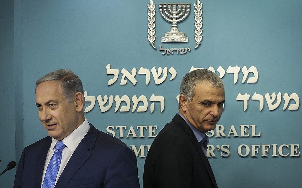 Le Premier ministre Benjamin Netanyahu et le ministre des Finances Moshe Kahlon font un communiqué de presse conjoint au sujet d'une nouvelle réduction fiscale au bureau du Premier ministre à Jérusalem, le 3 septembre 2015. (Crédit : Hadas Parush/Flash90) Le Premier ministre Benjamin Netanyahu et le ministre des Finances Moshe Kahlon font un communiqué de presse conjoint au sujet d'une nouvelle réduction fiscale au bureau du Premier ministre à Jérusalem, le 3 septembre 2015. (Crédit : Hadas Parush/Flash90)