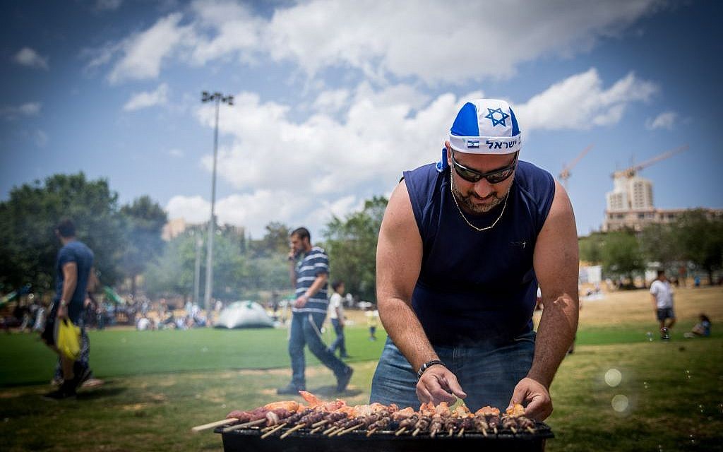 Barbecue israélien lors des célébrations du 69e anniversaire de l'indépendance par Israël à Jérusalem, le 2 mai 2017. (Crédit : Yonatan Sindel / Flash90)