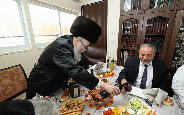Avigdor Liberman (à droite) est reçu par Yaakov Litzman, le dirigeant du parti Yahadout HaTorah, lors d'une cérémonie, le 18 Juin, 2017. (Shlomi Cohen/Flash90) Avigdor Liberman (à droite) est reçu par Yaakov Litzman, le dirigeant du parti Yahadout HaTorah, lors d'une cérémonie, le 18 Juin, 2017. (Shlomi Cohen/Flash90)