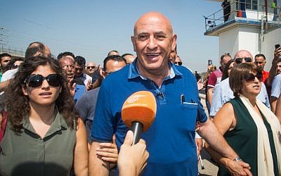 L'ex-député arabe israélien Basel Ghattas arrive à la prison de Gilboa pour purger une peine de deux ans de prison, le 2 juillet 2017. (Crédir : Basel Awidat/Flash90)