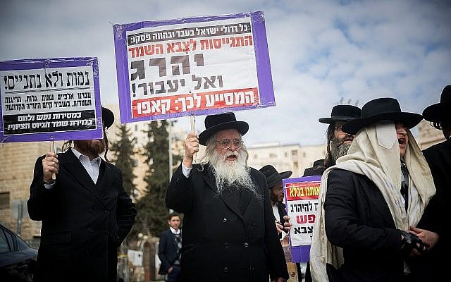 Des Juifs ultra-orthodoxes manifestent contre le projet de loi sur le service militaire. (Yonatan Sindel/Flash90)