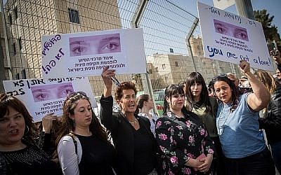 Une manifestation le 13 mars 2019 devant le tribunal de Jérusalem lors de l'audience d'extradition de Malka Leifer, une ancienne directrice d'école pour filles recherchée pour abus sexuels en Australie. (Yonatan Sindel/Flash90)