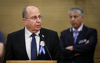Le député de Kakhol lavan Moshe Yaalon s'exprime lors d'une réunion de faction avant la cérémonie de prestation de serment pour la 21ème Knesset, le 30 avril 2019 (Crédit : Noam Revkin Fenton/Flash90)