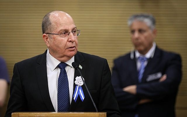 Le député de Kakhol lavan Moshe Yaalon s'exprime lors d'une réunion de faction avant la cérémonie de prestation de serment pour la 21ème Knesset, le 30 avril 2019 (Crédit : Noam Revkin Fenton/Flash90) Le député de Kakhol lavan Moshe Yaalon s'exprime lors d'une réunion de faction avant la cérémonie de prestation de serment pour la 21ème Knesset, le 30 avril 2019 (Crédit : Noam Revkin Fenton/Flash90)