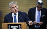 Le co-président de Kakhol lavan, Yair Lapid, à la session d'ouverture de la nouvelle Knesset, le 30 avril 2019. (Crédit : Noam Revkin Fenton/Flash90)