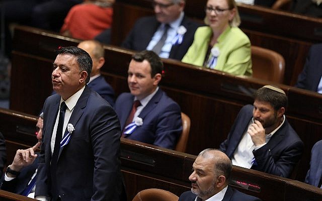 Le Parti travailliste d'Avi Gabbay en plénière durant la prestation de serment des membres de la Knesset, le 30 avril 2019 (Crédit : Noam Revkin Fenton/Flash90) Le Parti travailliste d'Avi Gabbay en plénière durant la prestation de serment des membres de la Knesset, le 30 avril 2019 (Crédit : Noam Revkin Fenton/Flash90)