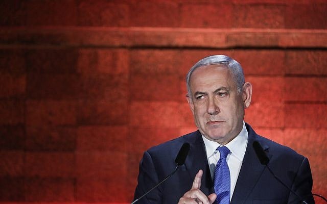Le Premier ministre Benjamin Netanyahu prend la parole lors d'une cérémonie tenue au mémorial de Yad Vashem à Jérusalem, alors qu'Israël célèbre Yom HaShoah, la Journée annuelle de commémoration de la Shoah, le 1er mai 2019. (Noam Rivkin Fenton/Flash90)