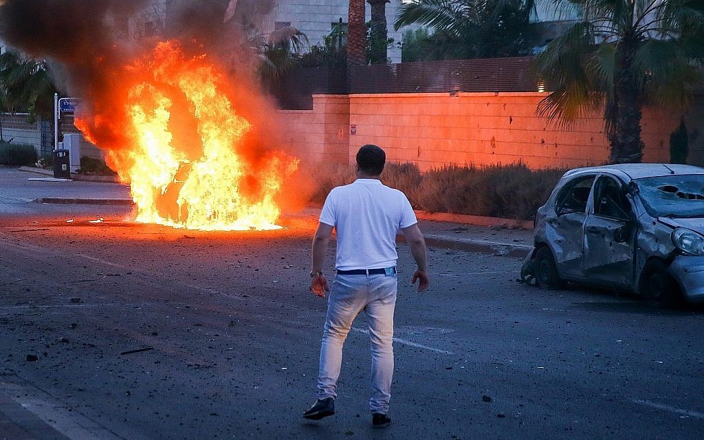 Une voiture en flammes après avoir été frappée par une roquette de la bande de Gaza à  Ashdod, dans le sud d'Israël, le 5 mai 2019 (Crédit : Flash90)