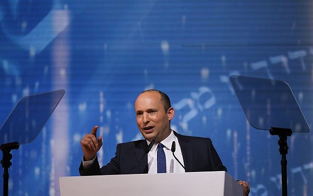 Le ministre de l'Education Naftali Bennett s'epxrime à la tribune de la cérémonie du Prix d'Israël à Jérusalem, lors de Yom HaAtsmaout, le 9 mai 2019 (Crédit :  Yonatan Sindel/Flash90)
