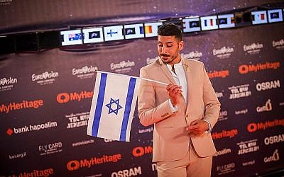 Le concurrent israélien Kobi Marimi marche sur le tapis orange au cours de la cérémonie d'ouverture du concours de l'Eurovision, place Habima à Tel Aviv, le 12 mai 2019 (Crédit : Hadas Parush/Flash90)