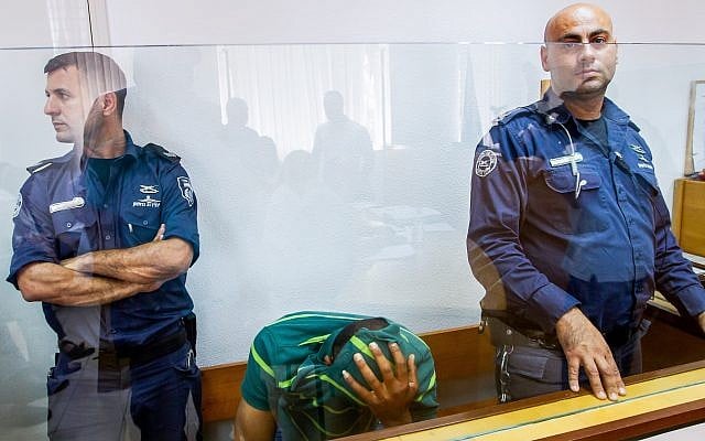Ghassan Manduri, 36 ans, du village bédouin deTuba-Zangariyye en Galilée, au tribunal. Il est suspecté d'avoir empoisonné huit vautours, le 13 mai 2019. (Crédit : Basel Awidat/Flash90) Ghassan Manduri, 36 ans, du village bédouin deTuba-Zangariyye en Galilée, au tribunal. Il est suspecté d'avoir empoisonné huit vautours, le 13 mai 2019. (Crédit : Basel Awidat/Flash90)