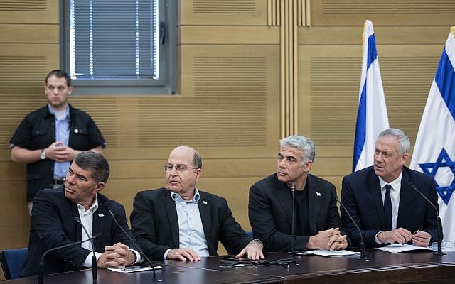 Les leaders de Kakhol lavan (de droite à gauche) Benny Gantz, Yair Lapid, Moshe Yaalon, et Gabi Ashkenazi durant une réunion de faction à la Knesset, le 20 mai 2019 (Crédit : Hadas Parush /Flash90)