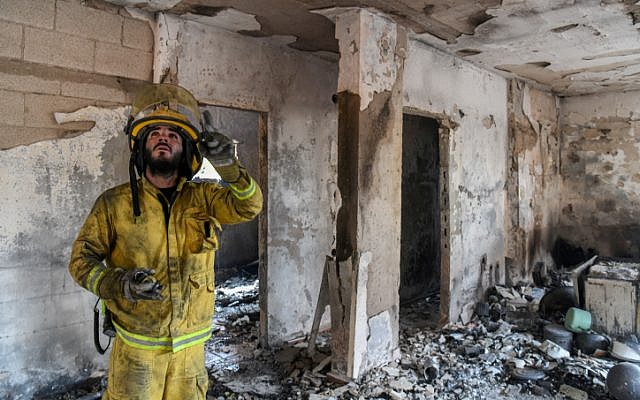 Les sapeurs-pompiers inspectent une maison ravagée par un incendie dans le kibboutz Harel, le 24 mai 2019 (Crédit : Noam Revkin Fenton/Flash90) Les sapeurs-pompiers inspectent une maison ravagée par un incendie dans le kibboutz Harel, le 24 mai 2019 (Crédit : Noam Revkin Fenton/Flash90)