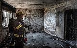 Les soldats du feu sur les lieux d'un incendie dans un appartement de Safed, dans le nord du pays, le 25 mai 2019 (Crédit : Basel Awidat/Flash90)