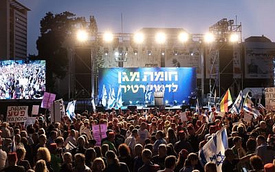 Des Israéliens prennent part à une manifestation contre le Premier ministre Benjamin Netanyahu sous le slogan "Halte à la loi sur l'immunité - Bouclier défensif de la démocratie" à Tel Aviv, le 25 mai 2019 (Crédit : Tomer Neuberg/Flash90)