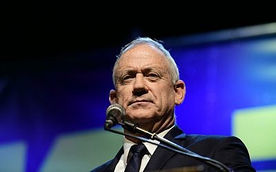 Le leader de Kakhol lavan Benny Gantz s'exprime lors d'une manifestation aux abords du musée de Tel Aviv contre les initiatives prises par le Premier ministre Benjamin Netanyahu d'éviter les poursuites dans trois affaires criminelles, le 25 mai 2019 (Crédit : Tomer Neuberg/Flash90)