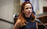 La députée travailliste Stav Shaffir s'exprime à la Knesset à Jérusalem, le 29 mai 2019. (Crédit : Noam Revkin Fenton/Flash90)