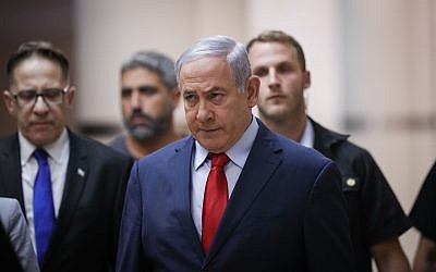 Le Premier ministre Benjamin Netanyahu se rend à une réunion de parti à la Knesset à Jérusalem, le 29 mai 2019. (Crédit : Yonatan Sindel/Flash90)
