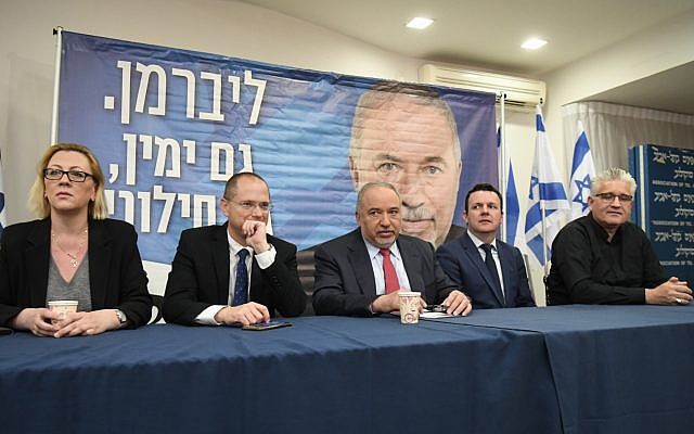 Avigdor Liberman (au centre), leader de Yisrael Beytenu, tient une conférence de presse avec ses collègues du parti après la dissolution de la Knesset, et avant les nouvelles élections, à Tel Aviv le 30 mai 2019. (Flash90) Avigdor Liberman (au centre), leader de Yisrael Beytenu, tient une conférence de presse avec ses collègues du parti après la dissolution de la Knesset, et avant les nouvelles élections, à Tel Aviv le 30 mai 2019. (Flash90)