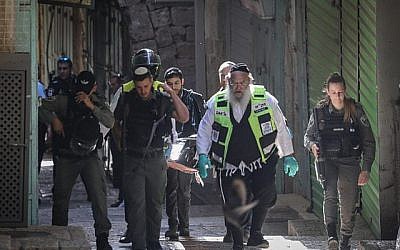 Les forces de sécurité et des secouristes israéliens emmène le corps d'un Palestinien ayant poignardé deux Israéliens dans la Vieille ville de Jérusalem, le 31 mai 2019. (Créidt : Yonatan Sindel/Flash90)
