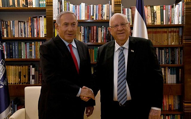Le Premier ministre Benjamin Netanyahu (à gauche) rencontre le Président Reuven Rivlin à la résidence du Président à Jérusalem, le 17 avril 2019, alors que Rivlin le charge de former un gouvernement. (Haim Zach/GPO)