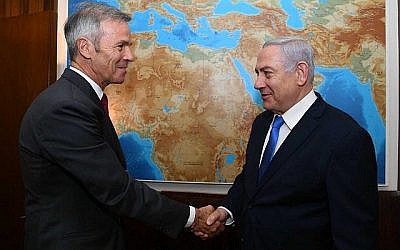 Eric Bacos, le fils du pilote d'Air France  Michel Bacos qui était resté avec ses passagers lorsque son avion a été pris en otage à Entebbe en 1976, rencontre le Premier ministre Benjamin Netanyahu à Jérusalem, le 23 mai 2019. (Crédit : Haim Tsach/GPO)