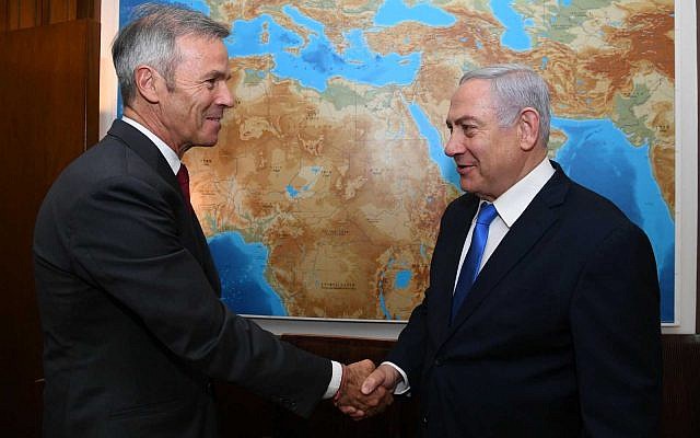 Eric Bacos, le fils du pilote d'Air France Michel Bacos qui était resté avec ses passagers lorsque son avion a été pris en otage à Entebbe en 1976, rencontre le Premier ministre Benjamin Netanyahu à Jérusalem, le 23 mai 2019. (Crédit : Haim Tsach/GPO) Eric Bacos, le fils du pilote d'Air France Michel Bacos qui était resté avec ses passagers lorsque son avion a été pris en otage à Entebbe en 1976, rencontre le Premier ministre Benjamin Netanyahu à Jérusalem, le 23 mai 2019. (Crédit : Haim Tsach/GPO)