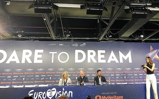 Zivit Davidovitch (tout à gauche), Jon Ola Sand et Yuval Cohen à une conférence de presse avant la première demi-finale de l'Eurovision, le 13 mai 2019. (Crédit : Jessica Steinberg/Times of Israel)