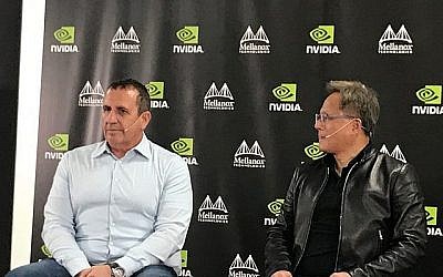 Eyal Waldman, (à gauche), fondateur et PDG de Mellanox et Jensen Huang, fondateur et PDG de Nvidia Corp. lors d'une conférence de presse à Yokneam, Israël, le 25 mars 2019. (Shoshanna Solomon/Times of Israel)