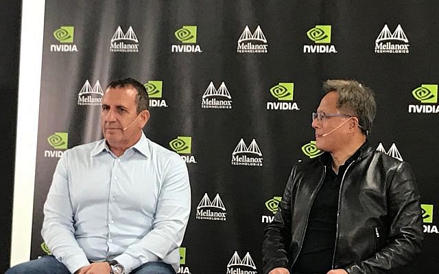 Eyal Waldman, (à gauche), fondateur et PDG de Mellanox et Jensen Huang, fondateur et PDG de Nvidia Corp. lors d'une conférence de presse à Yokneam, Israël, le 25 mars 2019. (Shoshanna Solomon/Times of Israel) Eyal Waldman, (à gauche), fondateur et PDG de Mellanox et Jensen Huang, fondateur et PDG de Nvidia Corp. lors d'une conférence de presse à Yokneam, Israël, le 25 mars 2019. (Shoshanna Solomon/Times of Israel)