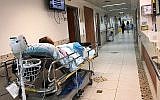 Illustration : Un malade dans le couloir de l'hôpital Rambam de Haïfa, le 22 avril 2019 (Crédit : Shoshanna Solomon/Times of Israel)