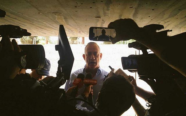 Le leader de Kakhol lavan Benny Gantz fait une conférence de presse impromptue dans un abri antiaérien de Yad Mordechai dans le bruit des roquettes qui fendent l'air, le 5 mai 2019. (Crédit : Raoul Wootliff/Times of Israel) Le leader de Kakhol lavan Benny Gantz fait une conférence de presse impromptue dans un abri antiaérien de Yad Mordechai dans le bruit des roquettes qui fendent l'air, le 5 mai 2019. (Crédit : Raoul Wootliff/Times of Israel)