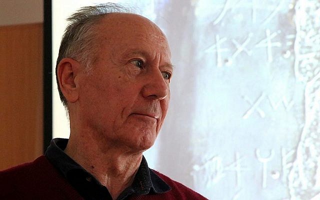 Le chercheur André Lemaire donne une conférence sur la stèle de Mesha au Centre de recherche français à Jérusalem, le 29 novembre 2018. (Matthew Morgenstern)