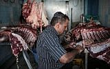 Illustration d'un homme apprêtant de la viande dans un abattoir casher. (AP Photo/Mosa'ab Elshamy)
