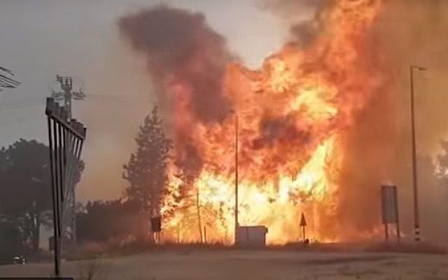 Le feu ravage Mevo Modiim, le 23 mai 2019 (Capture d'écran : Ynet) Le feu ravage Mevo Modiim, le 23 mai 2019 (Capture d'écran : Ynet)