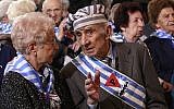 Des survivants de la Shoah assistent à une cérémonie dans l'ancien camp d'extermination nazi d'Auschwitz à Oswiecim, en Pologne, le 27 janvier 2016, 71e anniversaire de la libération du camp par l'Armée rouge soviétique, en 1945. (AP Photo/Czarek Sokolowski)