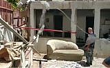 Les secouristes sur la scène d'une explosion à Eilat qui a tué un homme de 65 ans et blessé une autre femme, le 16 mai 2019. (Crédit : capture écran / YouTube)