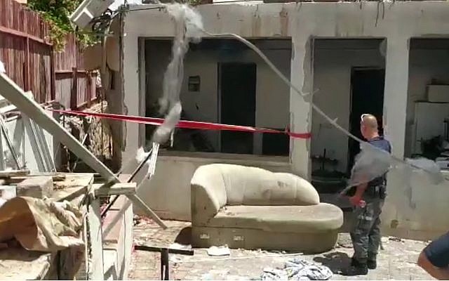 Les secouristes sur la scène d'une explosion à Eilat qui a tué un homme de 65 ans et blessé une autre femme, le 16 mai 2019. (Crédit : capture écran / YouTube)
