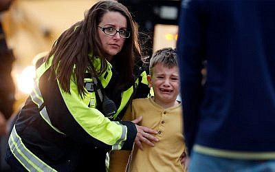Des élèves sont conduits vers un bus pour retrouver leurs parents après une fusillade dans une école de la périphérie de Denver, dans le Colorado, le 7 mai 2019. (Crédit : AP/David Zalubowski)
