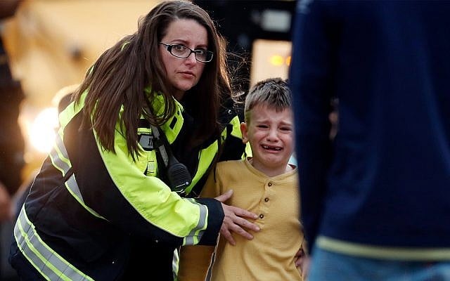 Des élèves sont conduits vers un bus pour retrouver leurs parents après une fusillade dans une école de la périphérie de Denver, dans le Colorado, le 7 mai 2019. (Crédit : AP/David Zalubowski)