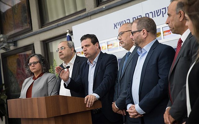 Les députés arabes du parti Hadash-Taal lors d'une conférence de presse après une réunion avec le président Reuven Rivlin, le 15 avril 2019. (Crédit : Yonatan Sindel/Flash90) Les députés arabes du parti Hadash-Taal lors d'une conférence de presse après une réunion avec le président Reuven Rivlin, le 15 avril 2019. (Crédit : Yonatan Sindel/Flash90)